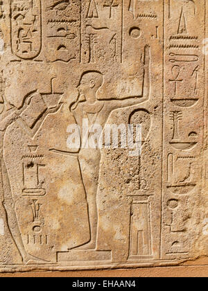 Reliefs in der Roten Kapelle der Königin Hatshepsut im Freilichtmuseum in Karnak Luxor Ägypten Stockfoto