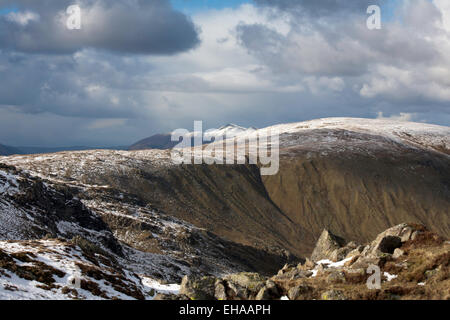 Wolke zieht vorbei über den Schnee begrenzt Gipfel des Ullscarf mit dem Gipfel in der Ferne Codale Kopf hoch heben Grasmere Skiddaw Stockfoto