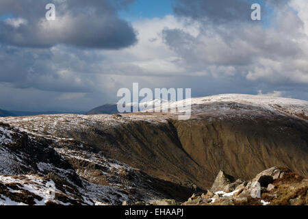 Wolke zieht vorbei über den Schnee begrenzt Gipfel des Ullscarf mit dem Gipfel in der Ferne Codale Kopf hoch heben Grasmere Skiddaw Stockfoto