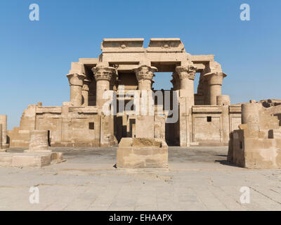 Die Fassade des Tempels von Haroeris und Sobek in Kom Ombo im Niltal, Oberägypten Stockfoto