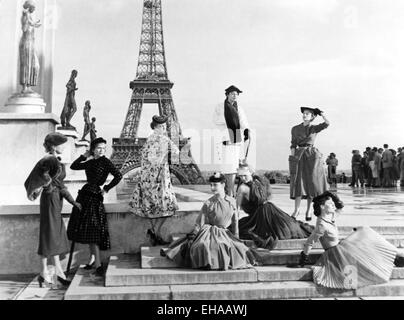 Fashion Models am Set des Films "Under the Paris Sky" (aka Sous le Ceil de Paris), 1951 Stockfoto