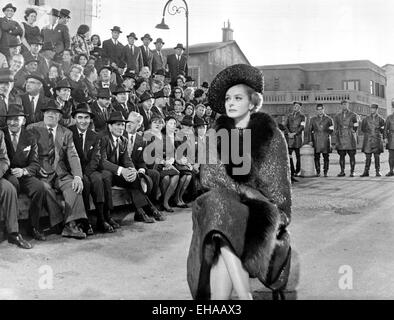 Ingrid Bergman am Set des Films "Der Besuch", 1964 Stockfoto