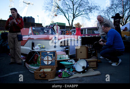 Vereinigtes Königreich, London: Elemente werden auf dem Display neben einem Oldtimer bei einem klassischen Flohmarkt in Southbank in London am 16. März 2014 fotografiert. Leute verkaufen Antiquitäten von der Rückseite der Oldtimers Stockfoto