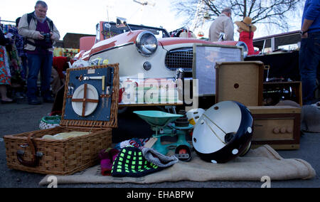 Vereinigtes Königreich, London: Elemente werden auf dem Display neben einem Oldtimer bei einem klassischen Flohmarkt in Southbank in London am 16. März 2014 fotografiert. Leute verkaufen Antiquitäten von der Rückseite der Oldtimers Stockfoto