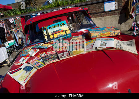 Vereinigtes Königreich, London: Antike Zeitschriften auf einer Motorhaube angezeigt werden bei einem klassischen Flohmarkt in Southbank in London am 16. März 2014 fotografiert. Leute verkaufen Antiquitäten von der Rückseite der Oldtimers Stockfoto