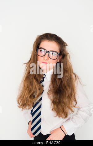 Gelangweilt satt launisch 13 14 15 Jahre alten Teenager Schulmädchen mit langen braunen Haaren tragen Brillen UK Stockfoto