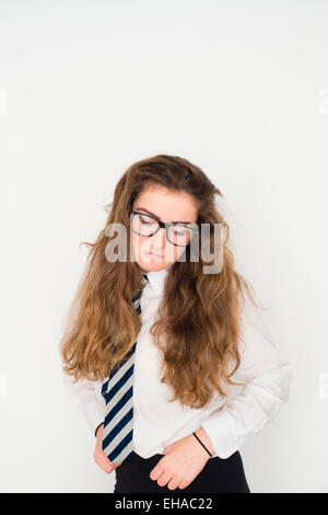 Gelangweilt satt launisch 13 14 15 Jahre alten Teenager Schulmädchen mit langen braunen Haaren tragen Brillen UK Stockfoto