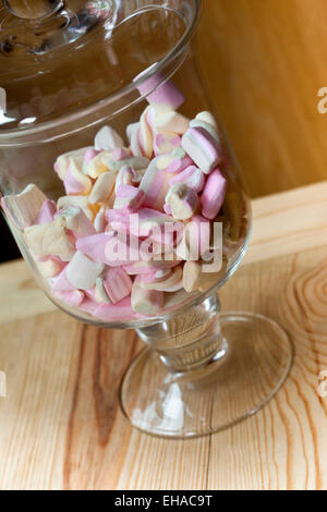 Marshmallows in einem Glas auf einem Holztisch Stockfoto