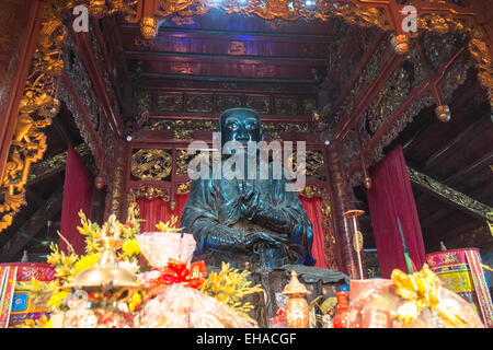 Bronzestatue an Den Quan Thanh Tempel in der Nähe von West Lake ist eine taoistische Tempel aus dem 11. Jahrhundert, Ha Noi, Hanoi, Vietnam, Stockfoto