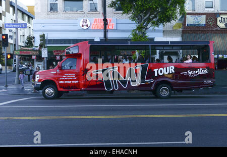 Hollywood, Kalifornien, USA. 18. August 2014. Mehrere Dutzend Promi-Sichtung-Tour-Unternehmen arbeiten in Hollywood mit verschiedenen Stil-Fahrzeugen, einschließlich Doppeldecker öffnen überdachten Busse, öffnen, Panel-LKW und Transporter sowie Trollies. Touren variieren in Preis und bieten in der Regel ein Thema wie alten Hollywood, Rockstars, Pop Stars und sogar die mehr gruseligen Tod Standorte des berühmten.---eine offene doppelseitige TMZ Touren Kastenwagen Kreuzfahrten nach Hollywood Blvd an einem späten Sommernachmittag. © David Bro/ZUMA Draht/Alamy Live-Nachrichten Stockfoto