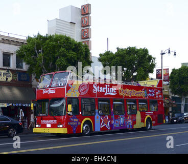 Hollywood, Kalifornien, USA. 18. August 2014. Mehrere Dutzend Promi-Sichtung-Tour-Unternehmen arbeiten in Hollywood mit verschiedenen Stil-Fahrzeugen, einschließlich Doppeldecker öffnen überdachten Busse, öffnen, Panel-LKW und Transporter sowie Trollies. Touren variieren in Preis und bieten in der Regel ein Thema wie alten Hollywood, Rockstars, Pop Stars und sogar die mehr gruseligen Tod Standorte des berühmten.---eine offene überdachte double Decker Bus Kreuzfahrten nach Hollywood Blvd an einem späten Sommernachmittag. © David Bro/ZUMA Draht/Alamy Live-Nachrichten Stockfoto