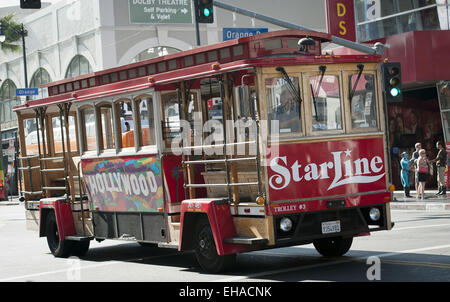 Hollywood, Kalifornien, USA. 19. August 2014. Mehrere Dutzend Promi-Sichtung-Tour-Unternehmen arbeiten in Hollywood mit verschiedenen Stil-Fahrzeugen, einschließlich Doppeldecker öffnen überdachten Busse, öffnen, Panel-LKW und Transporter sowie Trollies. Touren variieren in Preis und bieten in der Regel ein Thema wie alten Hollywood, Rockstars, Pop Stars und sogar die mehr gruseligen Tod Standorte des berühmten.---eine rote StarLine Tours-Trolly macht seinen Weg nach Hollywood Blvd an einem späten Sommernachmittag. © David Bro/ZUMA Draht/Alamy Live-Nachrichten Stockfoto