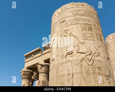 Spalten im Tempel von Haroeris und Sobek in Kom Ombo im Niltal, Oberägypten Stockfoto