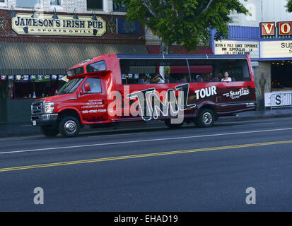 Hollywood, Kalifornien, USA. 18. August 2014. Mehrere Dutzend Promi-Sichtung-Tour-Unternehmen arbeiten in Hollywood mit verschiedenen Stil-Fahrzeugen, einschließlich Doppeldecker öffnen überdachten Busse, öffnen, Panel-LKW und Transporter sowie Trollies. Touren variieren in Preis und bieten in der Regel ein Thema wie alten Hollywood, Rockstars, Pop Stars und sogar die mehr gruseligen Tod Standorte des berühmten.---eine offene doppelseitige TMZ Touren Kastenwagen Kreuzfahrten nach Hollywood Blvd an einem späten Sommernachmittag. © David Bro/ZUMA Draht/Alamy Live-Nachrichten Stockfoto