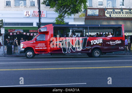 Hollywood, Kalifornien, USA. 18. August 2014. Mehrere Dutzend Promi-Sichtung-Tour-Unternehmen arbeiten in Hollywood mit verschiedenen Stil-Fahrzeugen, einschließlich Doppeldecker öffnen überdachten Busse, öffnen, Panel-LKW und Transporter sowie Trollies. Touren variieren in Preis und bieten in der Regel ein Thema wie alten Hollywood, Rockstars, Pop Stars und sogar die mehr gruseligen Tod Standorte des berühmten.---eine offene doppelseitige TMZ Touren Kastenwagen Kreuzfahrten nach Hollywood Blvd an einem späten Sommernachmittag. © David Bro/ZUMA Draht/Alamy Live-Nachrichten Stockfoto