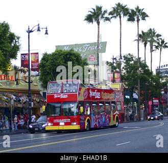 Hollywood, Kalifornien, USA. 18. August 2014. Mehrere Dutzend Promi-Sichtung-Tour-Unternehmen arbeiten in Hollywood mit verschiedenen Stil-Fahrzeugen, einschließlich Doppeldecker öffnen überdachten Busse, öffnen, Panel-LKW und Transporter sowie Trollies. Touren variieren in Preis und bieten in der Regel ein Thema wie alten Hollywood, Rockstars, Pop Stars und sogar die mehr gruseligen Tod Standorte des berühmten.---eine offene überdachte double Decker Bus Kreuzfahrten nach Hollywood Blvd an einem späten Sommernachmittag. © David Bro/ZUMA Draht/Alamy Live-Nachrichten Stockfoto