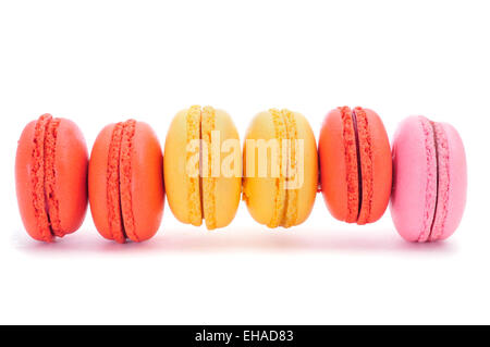 einige appetitlich Macarons mit verschiedenen Farben und Aromen auf weißem Hintergrund Stockfoto