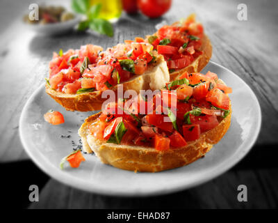 Frische gehackte Tomaten Bruschetta Stockfoto