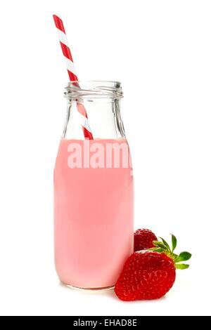 Erdbeer Milch mit Stroh in einer traditionellen Flasche mit Beeren, isoliert auf weiss Stockfoto