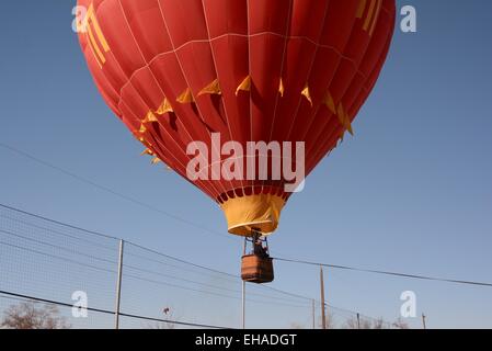 Hot Air Balloon wird geschleppt, sichere Landung - USA Stockfoto