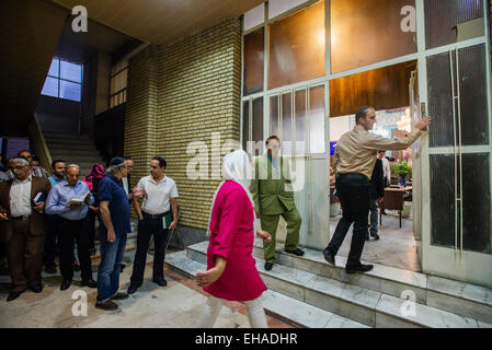 Juden kommen im Gebet Hall von Yusef Abad Synagoge, eines der größten in Nord-Teheran und berührende Mesusa, rituelle Stück Pergament, auf Rosh Hashanah jüdischen Neujahr, Iran Stockfoto