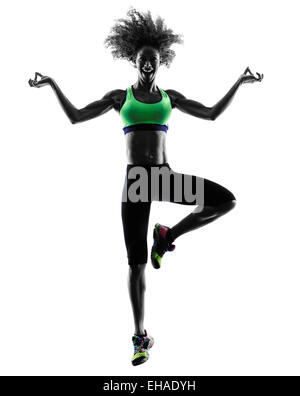 eine Afrikanerin Frau Zumba Tänzer tanzen Übungen im Studio Silhouette isoliert auf weißem Hintergrund Stockfoto