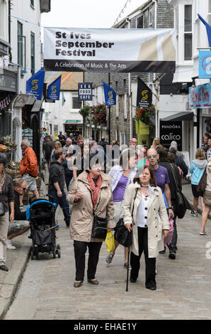 Touristen in Vorderstraße, St. Ives, Cornwall. Dies ist die wichtigste Einkaufsstraße in diesem beliebten kornischen Küstenort. Stockfoto