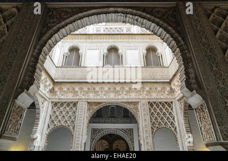 Der reich verzierte Innenraum des Alcázar von Sevilla, der königliche Palast in Sevilla, Spanien. Stockfoto