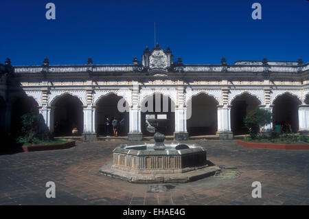 Innenhof der Universidad de San Carlos de Guatemala oder San Carlos Universität, Antigua, Guatemala Stockfoto