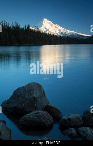 Mt. Hood erhebt sich über Lost Lake, Cascade Mountains, Oregon, USA Stockfoto