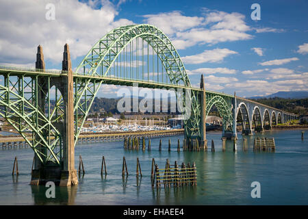 Yaquina Bay Bridge über den Hafen und Yachthafen in Newport, Oregon, USA Stockfoto