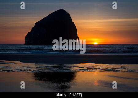 Sonnenuntergang über Chief Kiawanda Rock am Cape Kiwanda, Oregon, USA Stockfoto