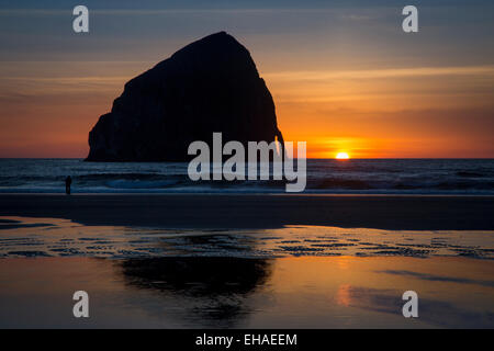 Sonnenuntergang über Chief Kiawanda Rock am Cape Kiwanda, Oregon, USA Stockfoto