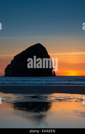 Sonnenuntergang über Chief Kiawanda Rock am Cape Kiwanda, Oregon, USA Stockfoto