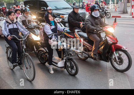 Kind, Kinder, Schule, Kinder, auf dem Fahrrad und Elektroroller. Motorroller, Umweltverschmutzung, Lärm, Verkehr, Hanoi, Hanoi, Vietnam, Vietnamesisch, Asien, Asiatisch, Stockfoto