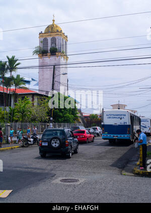 Mittag Straßenszene in Limon, Limon, Costa Rica katholische Kirche von Limon Turm Stockfoto