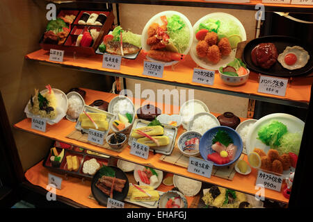 Plastische Modelle auf dem Display in das Fenster eines Restaurants in Japan zeigen, welche Gerichte stehen zur Verfügung. Stockfoto