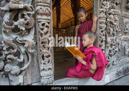 Novizen Englischlernen Shwenandaw Kyaung Kloster in Mandalay, Myanmar Stockfoto