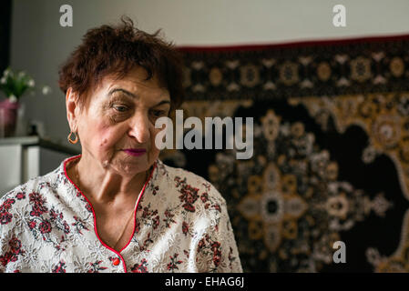 Milinchuk Halina, alternative Medizinpraktiker, ruht nach der Arbeit in ihrem Zimmer, Koziatyn, Region Winnyzja, Ukraine Stockfoto