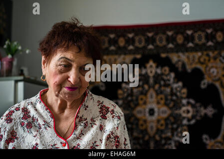 Milinchuk Halina, alternative Medizinpraktiker, ruht nach der Arbeit in ihrem Zimmer, Koziatyn, Region Winnyzja, Ukraine Stockfoto