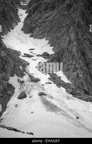 Schnee-gefüllte, felsigen Schlucht im Nationalpark Ecrins, Französische Alpen (schwarz / weiß Bild). Stockfoto