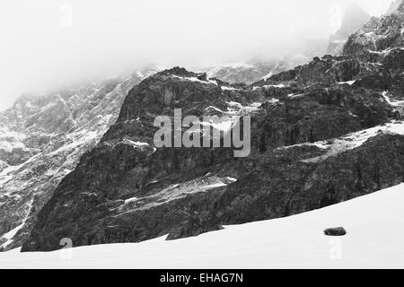 Felssporn bestäubt mit Schnee auf der Südseite des Berges Barre des Ecrins französischen Alpen. Stockfoto