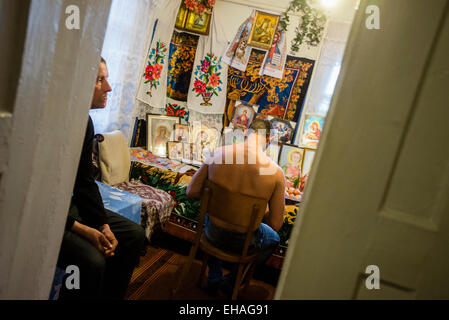 Patienten warten im praktizierender Zimmer der Milinchuk Halina, Alternativmedizin Heiler, Koziatyn, Region Winnyzja, Ukraine. 2 März. Foto von Oleksandr Rupeta. Stockfoto