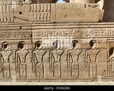 Reliefs im äußeren Gang des Tempels von Haroeris und Sobek in Kom Ombo im Niltal, Oberägypten Stockfoto