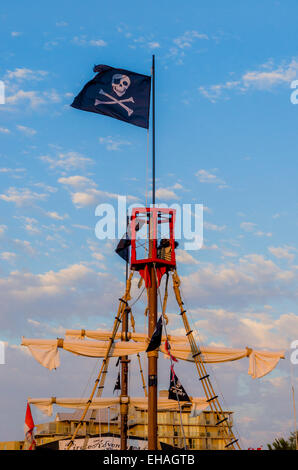 Spind von Davy Jones. Piraten-Schiff Mast und Jo; Lly Rodger Flagge. Victoria, Britisch-Kolumbien, Kanada Stockfoto