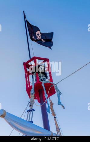 Skelett im Spind von Davy Jones. Piraten Schiff Mast und Jo; Lly Rodger kennzeichnen. Stockfoto