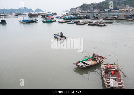 Lokalen Ruderboote auf Cat Ba Hafen Kalkstein Karst im Cat Ba Nationalpark, Ha long, Halong Bucht, Vietnam Stockfoto