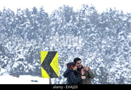 Teheran, Iran. 10. März 2015. Eine iranische paar nimmt Bilder in Nord-Teheran, der Hauptstadt des Iran, am 10. März 2015. Der erste Schnee im Jahr 2015 getroffen Teheran am Dienstag. © Ahmad Halabisaz/Xinhua/Alamy Live-Nachrichten Stockfoto