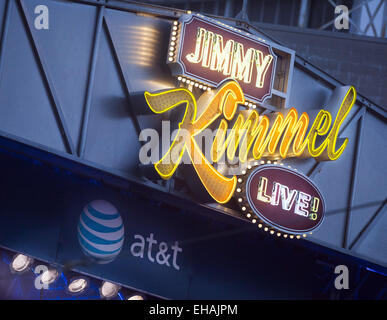 Hollywood, Kalifornien, USA. 14. Oktober 2014. Der Jimmy Kimmel Live! Leuchtreklame und Logo gesehen montiert über die Show-Bühne im freien Mini-Konzerte. © David Bro/ZUMA Draht/Alamy Live-Nachrichten Stockfoto