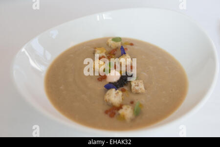 Karamellisiertem Blumenkohl-Suppe mit geräuchertem Lachs Mousse, Tomaten und Ossetra Kaviar. Stockfoto